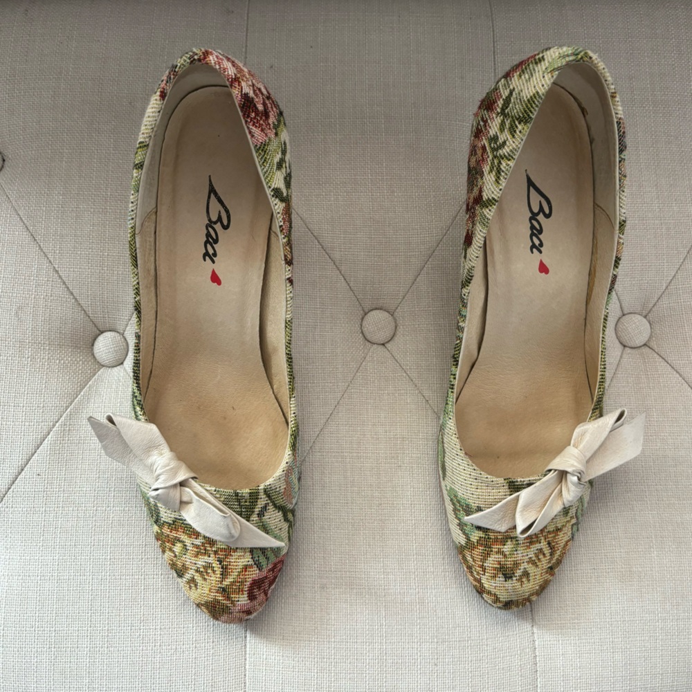 Baci Tapisserie Kitten Heels Size 10 Like New.